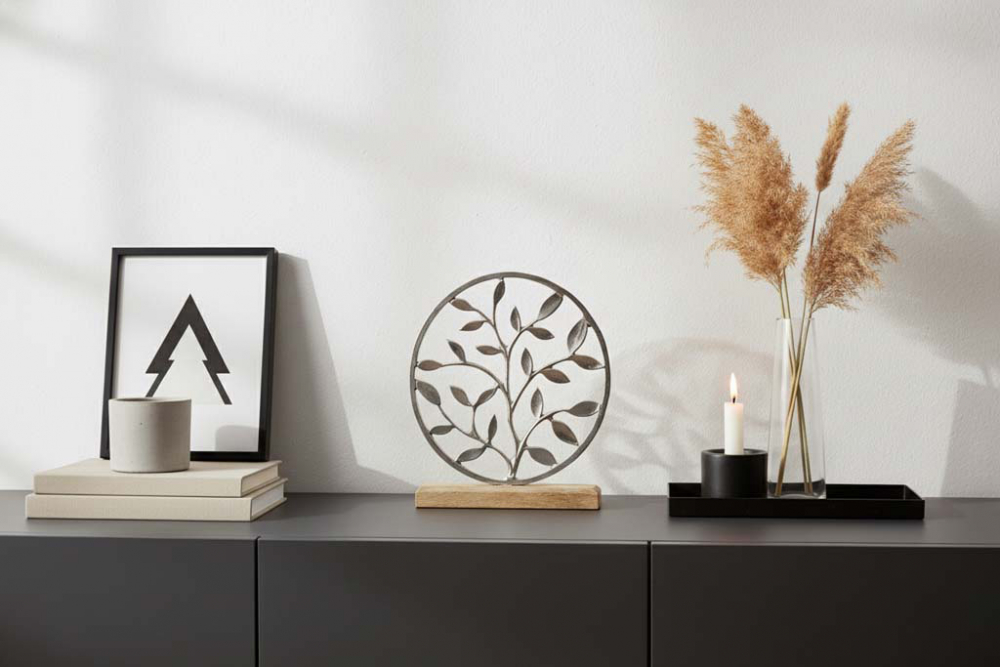 Silberner Lebensbaum aus Metall auf Holzsockel – elegante Frühlingsdeko.